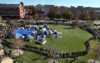 Палаточный городок «Возмущенных студентов» на кампусе Университета Миссури после отставки президента Тима Вулфа, 9 ноября 2015
