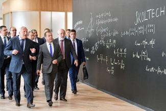 Ректор Сколтеха Александр Кулешов, премьер Дмитрий Медведев и президент фонда «Сколково» Виктор Вексельберг в Сколтехе. 1 сентября 2018 года
