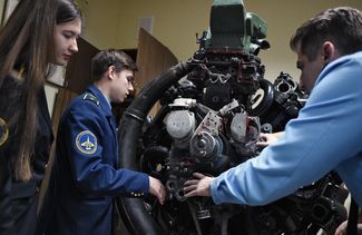 Курсанты летного училища гражданской авиации в Сасово на занятии по авиационному оборудованию, 29 ноября 2017 года