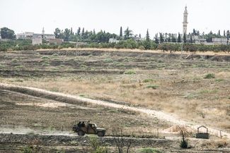 Turkish soldiers patrol the border with Syria along the Karkamış-Jarabulus crossing on July 31, 2015