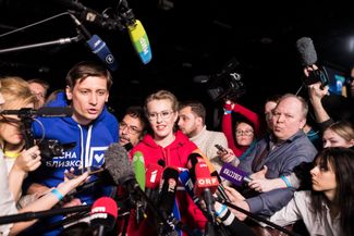Журналисты (в том числе представители государственных и провластных СМИ) берут комментарий у Ксении Собчак и Дмитрия Гудкова после того, как они объявили о создании собственной партии. 15 марта 2018 года