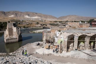 Работы на мечети XV века Аль-Ризк, которая вскоре будет затоплена. 2 октября 2019 года