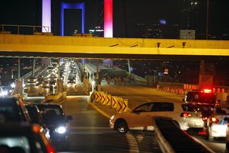 Турецкие солдаты блокируют мост через Босфор, подсвеченный в цвета французского флага в связи с терактом в Ницце, Стамбул