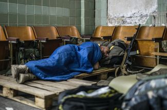 Украинский военный спит в укрытии недалеко от боевых позиций в Северодонецке