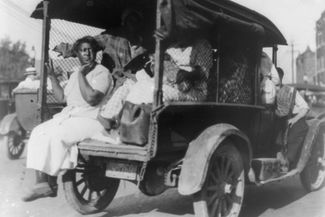 Чернокожие жители Талсы в панике покидают город во время погрома 1 июня 1921 года