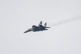 Украинский истребитель МиГ-29 летит над восточной частью Украины