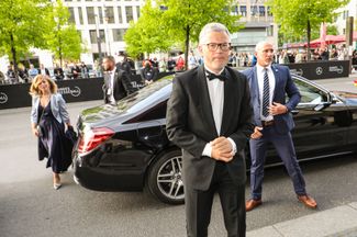 Андрей Мельник перед входом на Бал прессы в берлинском отеле «Адлон». 29 апреля 2022 года