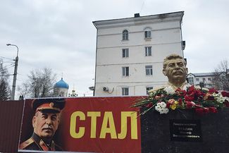 Позолоченный бюст Иосифа Сталина в Пензе