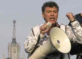 Boris Nemtsov addresses the protestors.