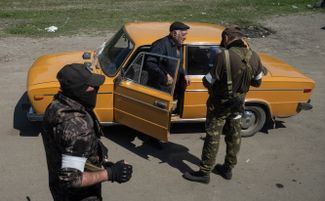 Досмотр бойцами самопровозглашенной ДНР на выезде из Мариуполя