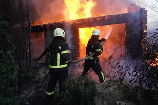 На фото — пожарные тушат возгорание в жилом частном доме, уничтоженном после падения обломков беспилотника в ночь на 4 мая