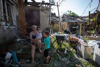 Жители дома, разрушенного в результате российской атаки