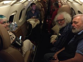 Елена Милашина, Алексей Венедиктов и Дмитрий Муратов на борту бизнес-джета, летящего в Москву