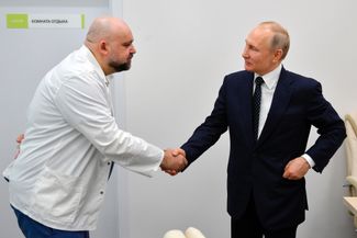 Владимир Путин и врач Денис Проценко в больнице в Коммунарке. 23 марта 2020 года