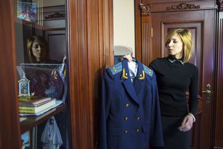 Наталья Поклонская с мундиром прокурора Крыма, Симферополь, 15 марта 2016 года