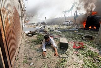 Раненый на месте взрыва в Кабуле. Афганистан, 31 мая