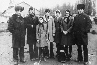 Оюб Титиев (в центре в светлом пальто) с семьей, дата съемки неизвестна
