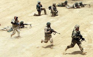 Тысячи иракских солдат принимают участие в учениях армии Испании под руководством американских консультантов. 27 мая 2015 года