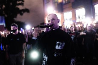 Артем Хорев во время московского концерта. 25 августа 2021 года