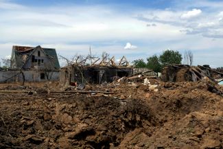Жилые районы в поселке Маяки, разрушенные российскими авиаударами. По <a href="https://www.pravda.com.ua/rus/news/2022/06/27/7354861/" rel="noopener noreferrer" target="_blank">данным</a> местных властей, накануне в Одесской области в результате бомбардировок пострадали шесть человек, среди которых один ребенок