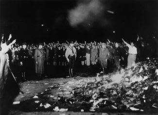 Нацисты сжигают книги в Берлине в мае 1933 года