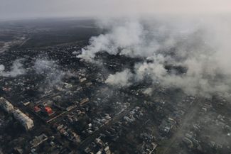 Дым от российских обстрелов на окраине Бахмута, 27 декабря 2022 года