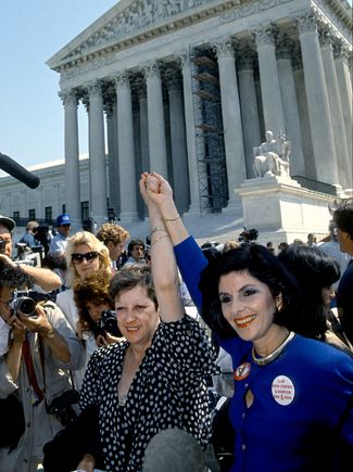 Норма МакКорви (1947–2017), истец в знаменитом деле «Роу против Уэйда», и ее адвокат Глория Олред на ступеньках Верховного суда США, где в этот момент заслушивалось другое важное дело, связанное с правом на аборт. Вашингтон, 26 апреля 1989 года