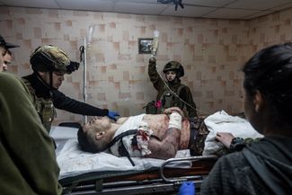 Парамедики пытаются «стабилизировать» раненного в Бахмуте украинского военного. В начале апреля наемники ЧВК Вагнера захватили центр города, но ВСУ продолжают удерживать его западные окраины