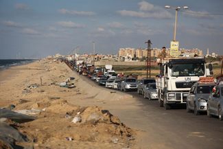 Очередь машин, выезжающих из Газы на юг сектора, 13 октября 2023 года
