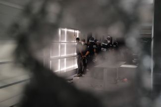 Полицейские задерживают людей в разграбленном магазине Balenciaga. Нью-Йорк, 2 июня 2020 года