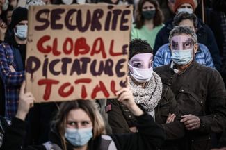 Участница акции протеста с плакатом «Безопасность глобальная, диктатура тотальная»