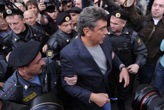 Бориса Немцова задерживают на акции «Стратегии—31» на Триумфальной площади, Москва, 31 августа 2010 года