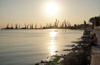 Набережная Азовского моря и Бердянский морской торговый порт
