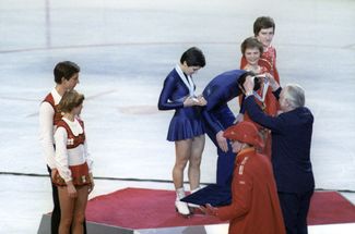 Ирина Роднина и Александр Зайцев получают золотые медали Олимпиады в Лейк-Плесиде, 24 февраля 1980 года