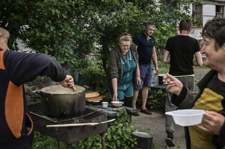 Жители Лисичанска готовят еду на улице