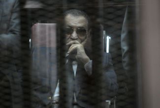 Май 2015 года. Бывший президент Египта Хосни Мубарак в суде во время апелляции на пожизненный приговор за убийство протестующих во время «арабской весны», вынесенный ему в 2012 году. В 2017 году вину за гибель протестующих переложили на исламистов, Мубарак был освобожден, а в феврале 2020-го умер в Каире