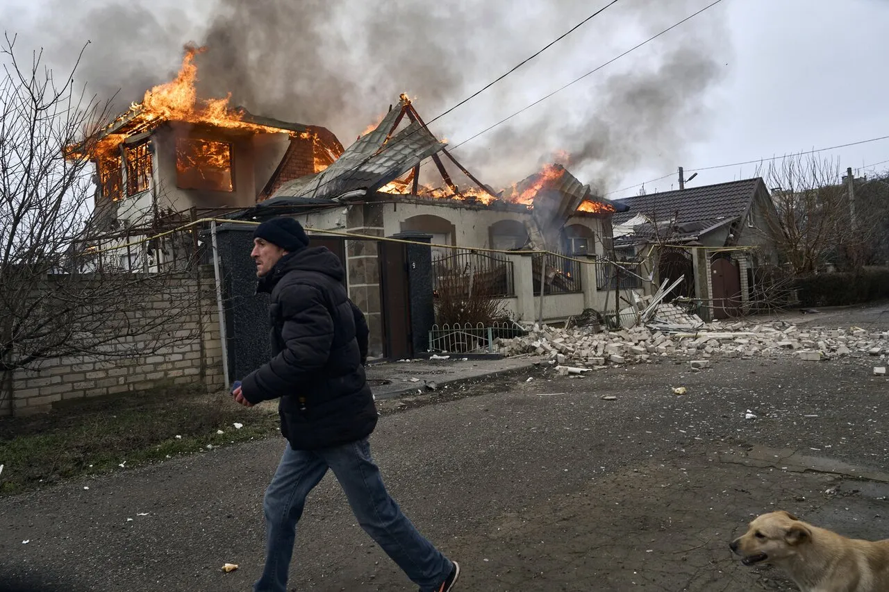 Россия объявила, что в Рождество прекратит огонь в Украине, — и прямо перед  этим нанесла новый удар по Херсону Триста семнадцатый день войны.  Фотографии — Meduza