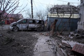 Последствия российского обстрела в окрестностях Мариуполя