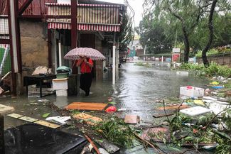 Затопленные улицы в деревне рядом с Гонконгом