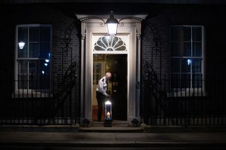 К акции памяти присоединился и премьер-министр Великобритании Борис Джонсон с подругой. Свечу выставили у входа в офис на Даунинг-стрит, 10