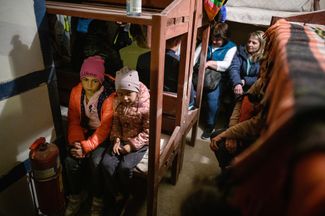 Дети сидят в подземном бомбоубежище во время воздушной тревоги