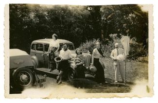 Охота на бабочек. Слева направо: Элизабет Раст (мама), друг семьи, Хелен Раст (младший ребёнок), друг семьи, Джулиан Раст (папа) с сачком. Конец 1930-х.