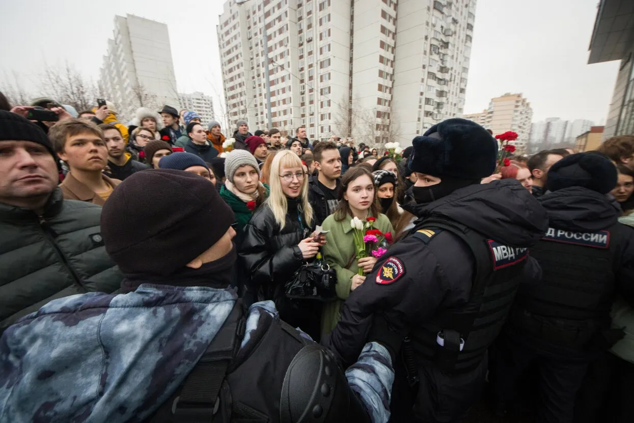 Мое поколение почти не застало свободную Россию» Подростки, родившиеся при  Путине, — о том, зачем они пошли на похороны Алексея Навального и что  увидели в огромной очереди к его могиле — Meduza