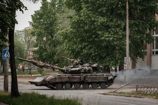 Украинская бронетехника в Северодонецке. 18 мая 2022 года