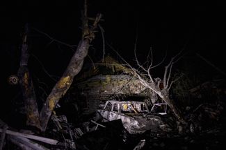Взорванная машина и поврежденный частный дом в Котлярах после российских ракетных ударов