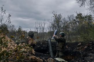 Украинские военные обстреливают российские позиции из миномета в Бахмуте