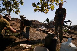 Украинский военный готовит еду на позициях возле Харькова