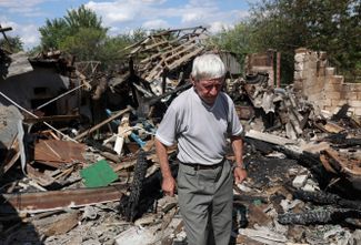 79-летний житель Бахмута у своего дома, разрушенного российскими ракетными ударами. В <a href="https://www.pravda.com.ua/rus/news/2022/07/14/7358004/" rel="noopener noreferrer" target="_blank">результате</a> этой атаки погиб человек и еще пять получили ранения. Снаряды повредили около восьми домов