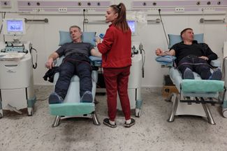 Украинцы, сдающие кровь в киевской больнице