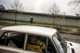 Пожарный в Харькове после российского обстрела